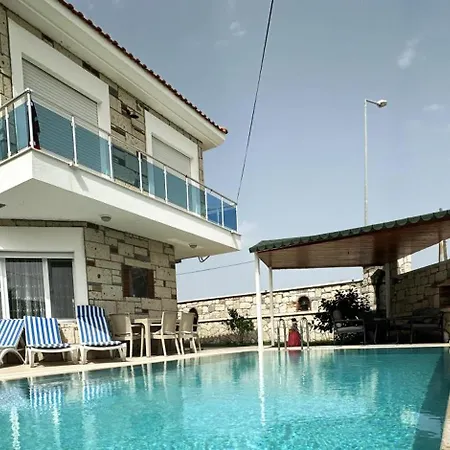 Alacati'da Guenluek Kiralik Havuzlu