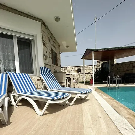 Alacati'da Guenluek Kiralik Havuzlu