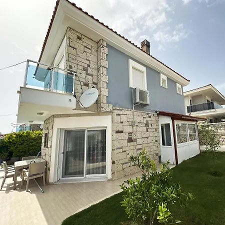 Alacati'da Guenluek Kiralik Havuzlu *
