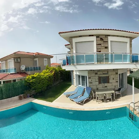 Alacati'da Guenluek Kiralik Havuzlu Çeşme